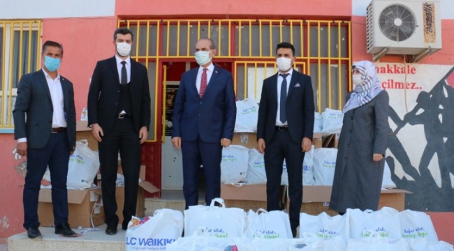 Urfa'nın ilçesinde öğrencilere yardım;