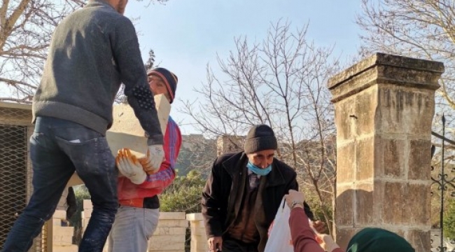 Gönüllü palyaçolardan polise ve çalışanlara çorba ikramı;