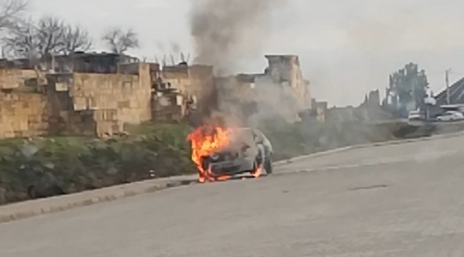 Harran&#39;da otomobil alev alev yandı