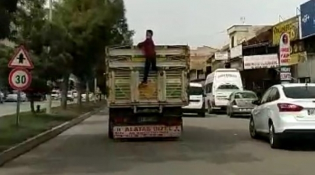 Eyyübiye'de kamyonet arkasında tehlikeli yolculuk;