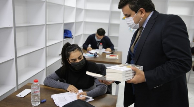 Gençlere,Mehmet Akif Ersoy kitabı hediye edildi;