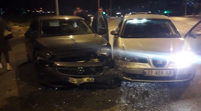 Haliliye'de 2 otomobil çarpıştı: 2 yaralı;