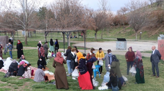 Kadınlar günün'de  belediye'de çalışan kadınlar piknik yaptı ;