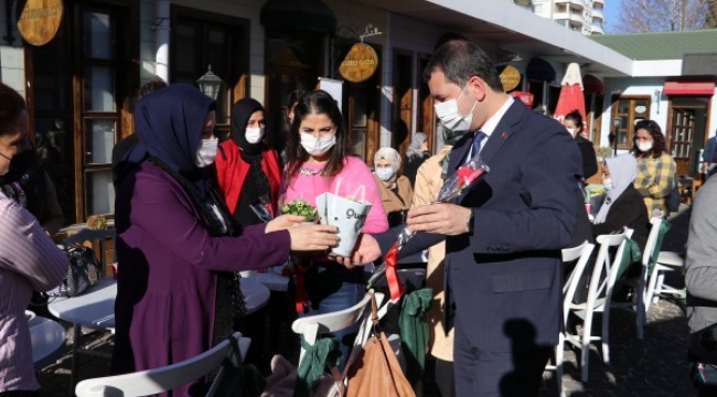 Metin Baydilli, 8 Mart Dünya Kadınlar Günü'nü çalışan kadınlarla bir araya gelip kutladı ;