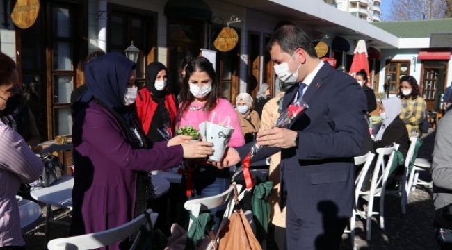 Metin Baydilli, 8 Mart Dünya Kadınlar Günü'nü çalışan kadınlarla bir araya gelip kutladı ;