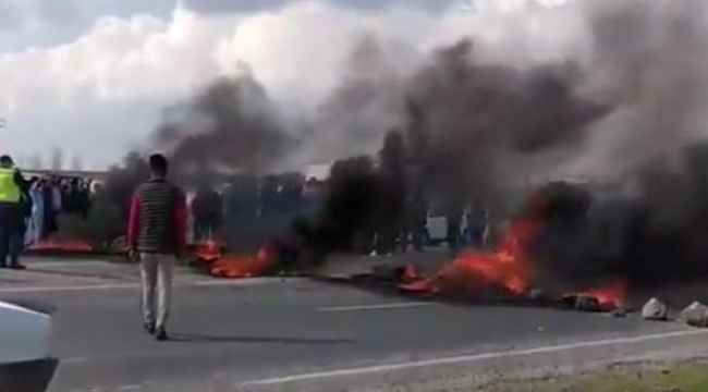 Şanlıurfa'da çiftçiler yaktıkları lastiklerle yolu trafiğe kapattı;