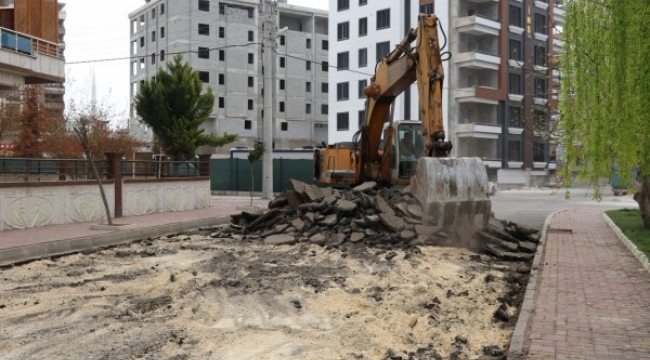 Karaköprü'de  yeni yol açma çalışmalarını sürdürüyor;