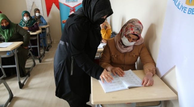 Kırmızı Kurdele Projesi ile kadınlar okuma-yazma öğreniyor;