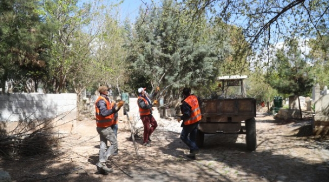 Şanlıurfa'da mezarlıklarda hummalı çalışma ;