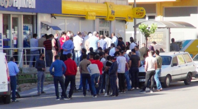 Şanlıurfa’da PTT önlerindeki yoğunluk devam ediyor;