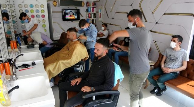 Tam kapanma sonrası berberlerde yoğunluk