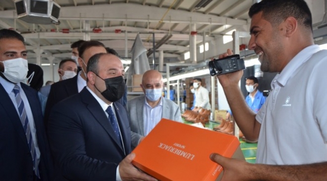 Bakan Varank Fabrikada Gazeteciye Hediye Verdi