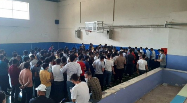 ŞANLIURFA'DA ASKER ADAYLARININ TEST KUYRUĞU.;