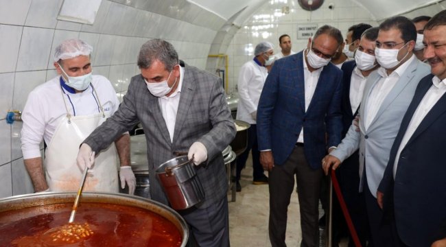 Şanlıurfa'da başkanlar aşevinde elleriyle yemek dağıttı;