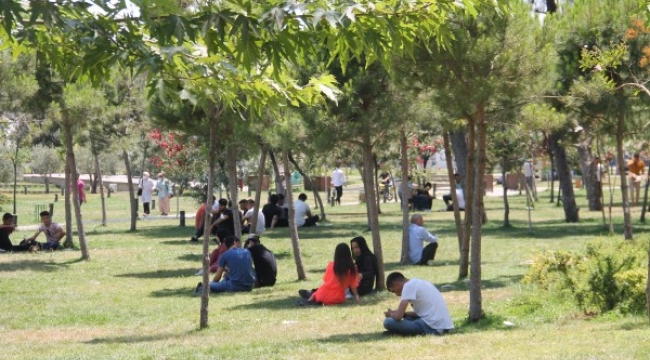 Şanlıurfa da gölgede hava sıcaklığı 44 derece olunca yaşamı Olumsuz etkiledi.