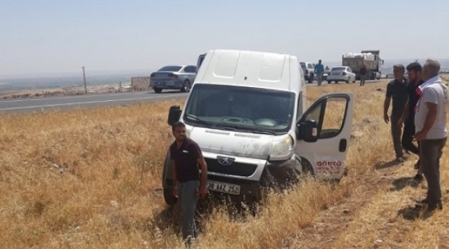 Suruç yolu yine kaza minibüs tarlaya uçtu.;