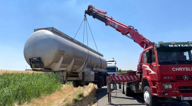 Yakıt tankeri şarampole devrildi;