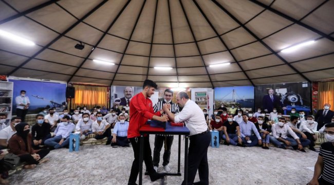 Bakan Varank Şanlıurfa'da buluşarak bilek güreşi yaptı;