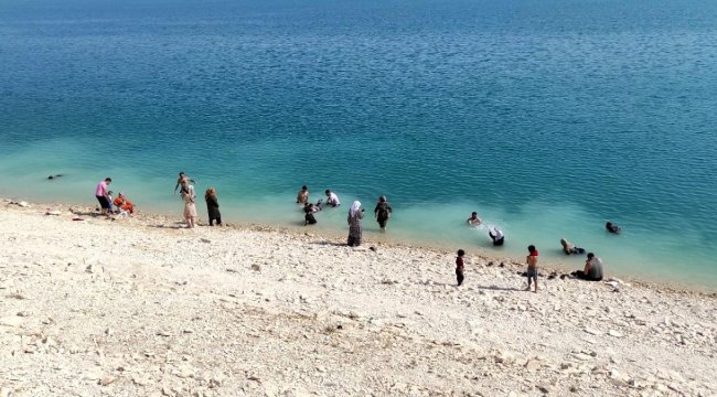 Şanlıurfa'da Artan boğulma vakalarına rağmen barajda serinlediler;