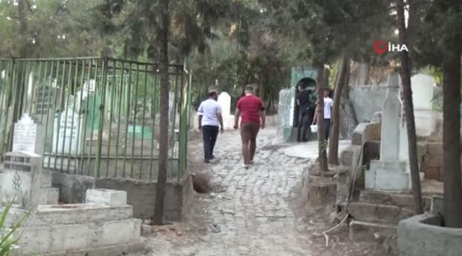 Şanlıurfa'da mezarlıklarda hüzünlü bayramlaşma;