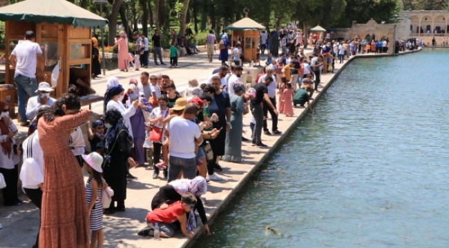 Urfa Balıklıgöl Turist Akınına Uğradı;