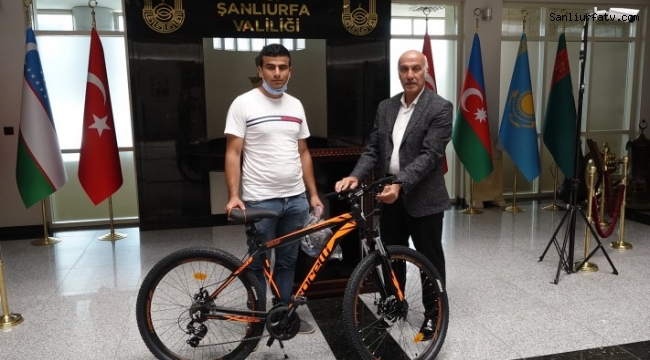 Şanlıurfa'da Aşı Olan Gençler Hediyelerini Aldı;