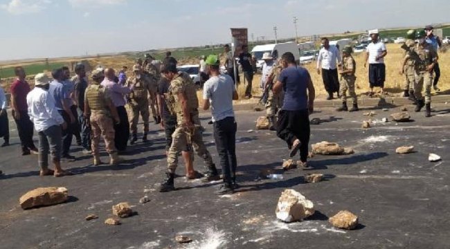 Şanlıurfa'da Çiftçiler, Elektrik Kesintisi Sorunu için Yolu Trafiğe Kapattı.;