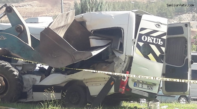 Şanlıurfa’da kepçe okul servisine çarptı : 13 Kişi yaralı ;