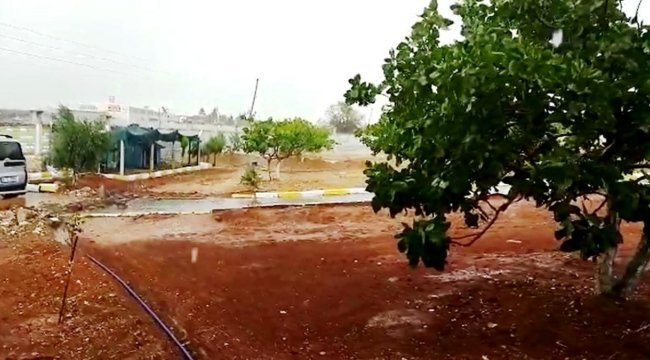 Şanlıurfa'da sel araçları sürükledi;