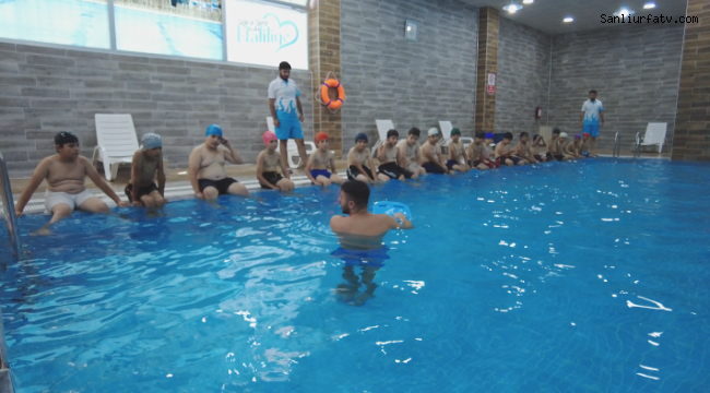 Haliliye'de Çocuklar Yüzme Öğreniyor