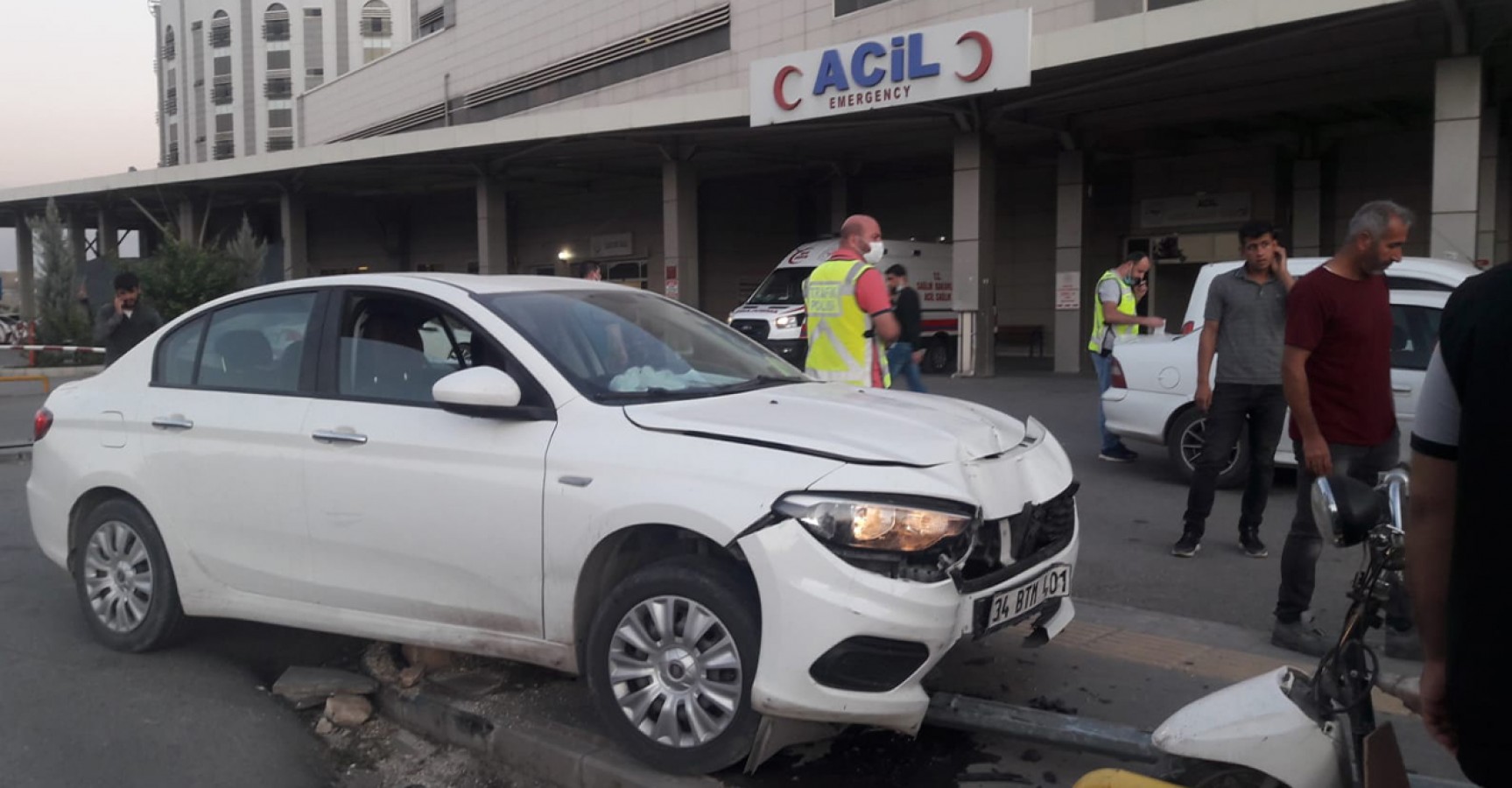 Şanlıurfa'da Hastane Bahçesinde Aşırı Sürat Kaza Yaptırdı.;