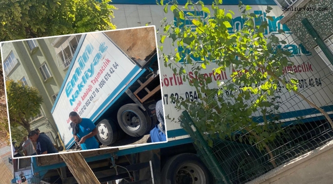 Şanlıurfa'da Nakliye Kamyonu Binaya Çarptı;