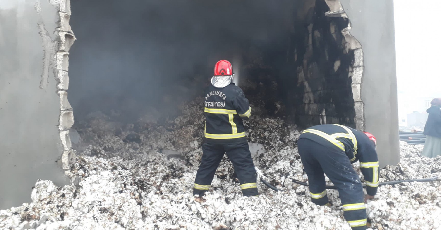 Depoda yangın! Tonlarcası kül oldu;