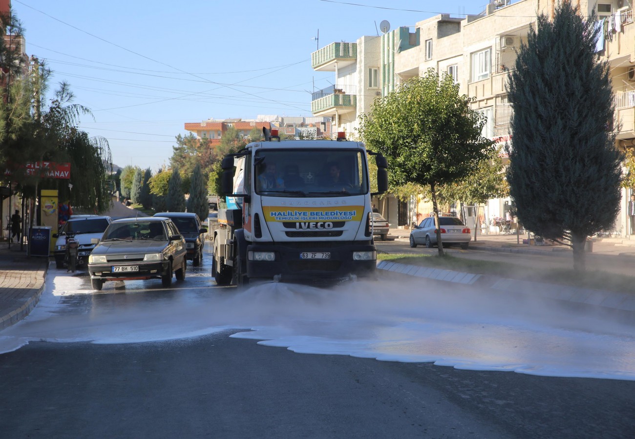 Haliliye’de sokaklar köpüklü suyla yıkandı;