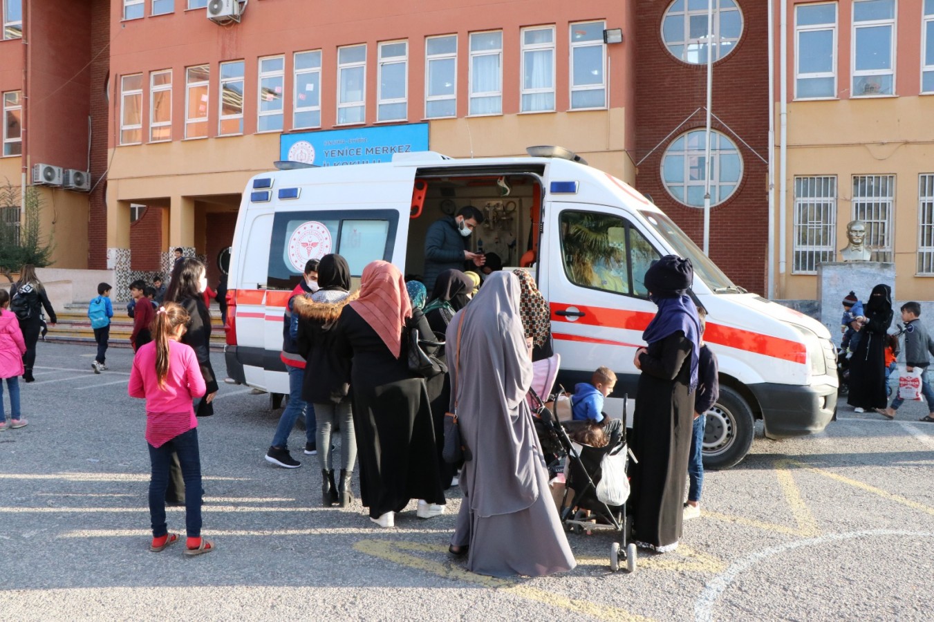 Şanlıurfa'da yabancı uyruklulara okul bahçesinde aşı yapıldı;