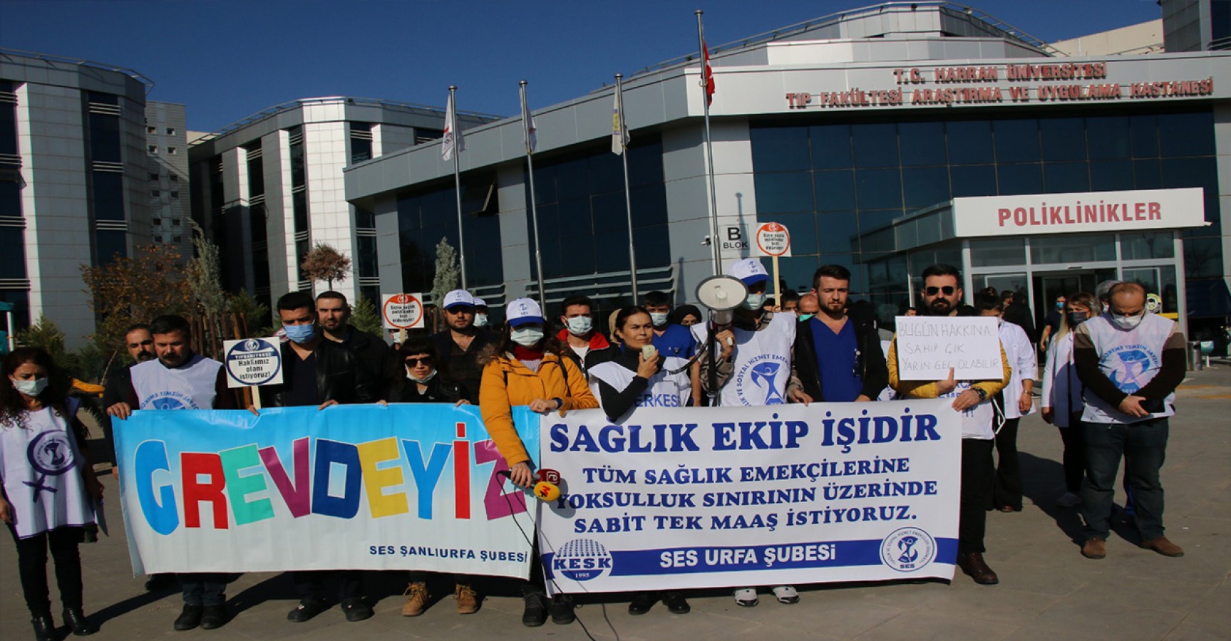 Urfa'da sağlık çalışanları tepkili;