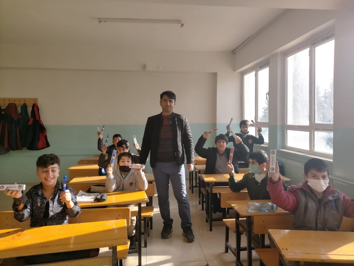 Ortaokul öğrencilerine ağız ve diş bakımı eğitimi ;