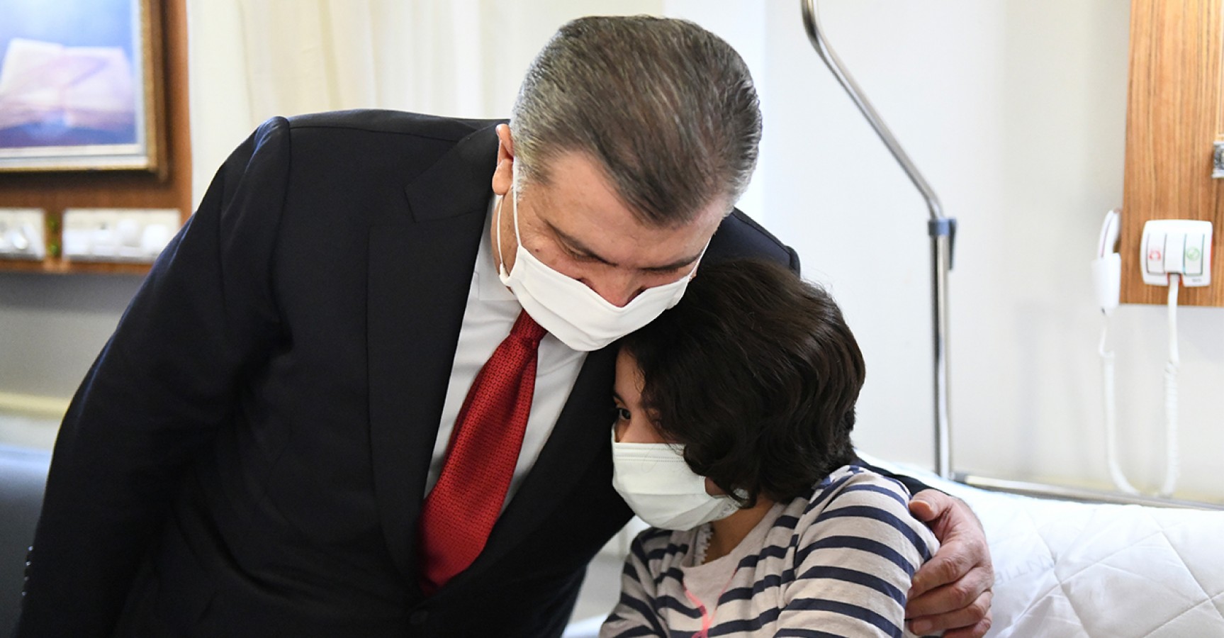 Bakan Koca hastanede hastaları ziyaret etti;
