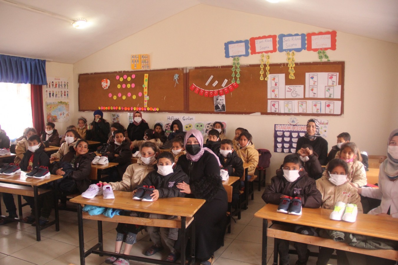 Eyyübiye Belediyesi’nden öğrencilere kışlık yardım;