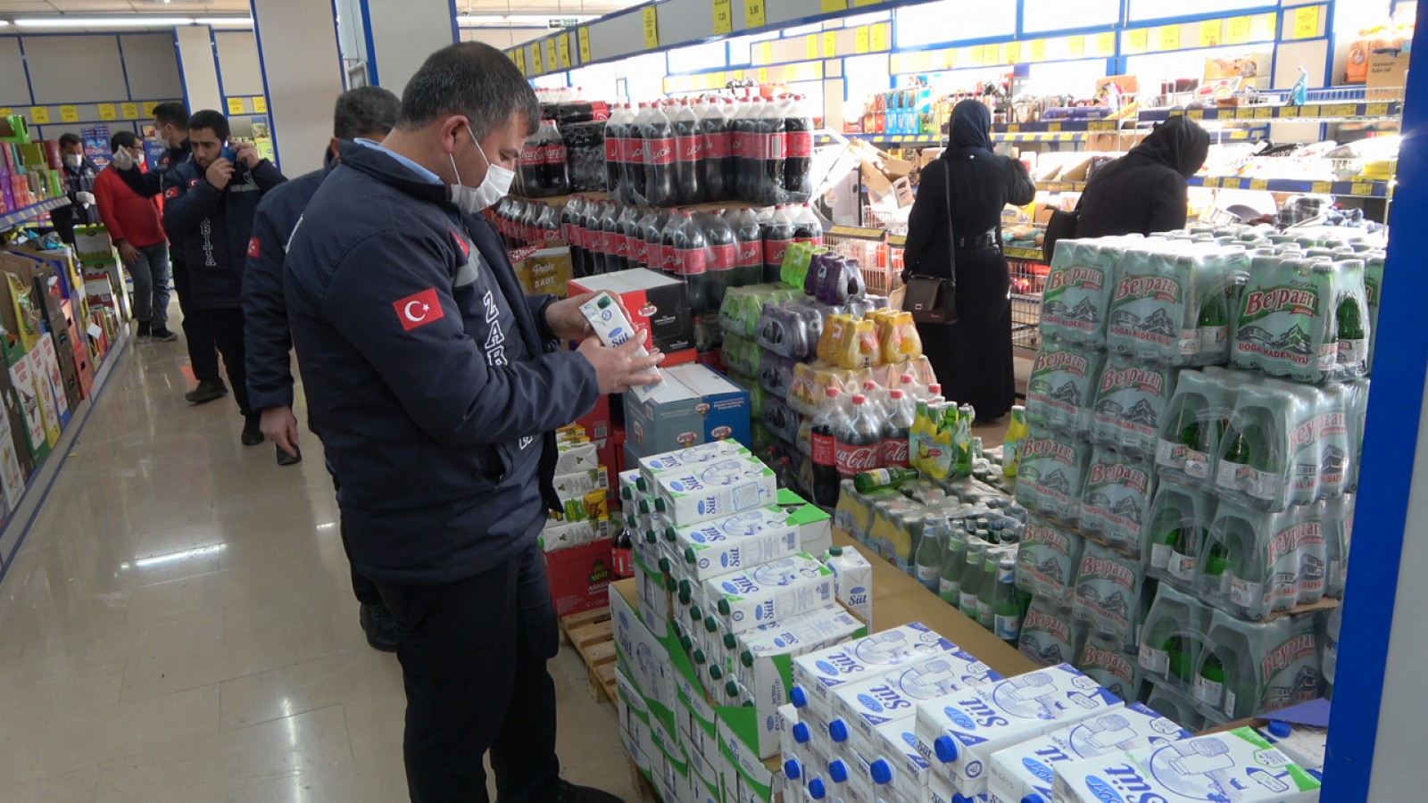 Akçakale'de zincir marketler denetlendi;