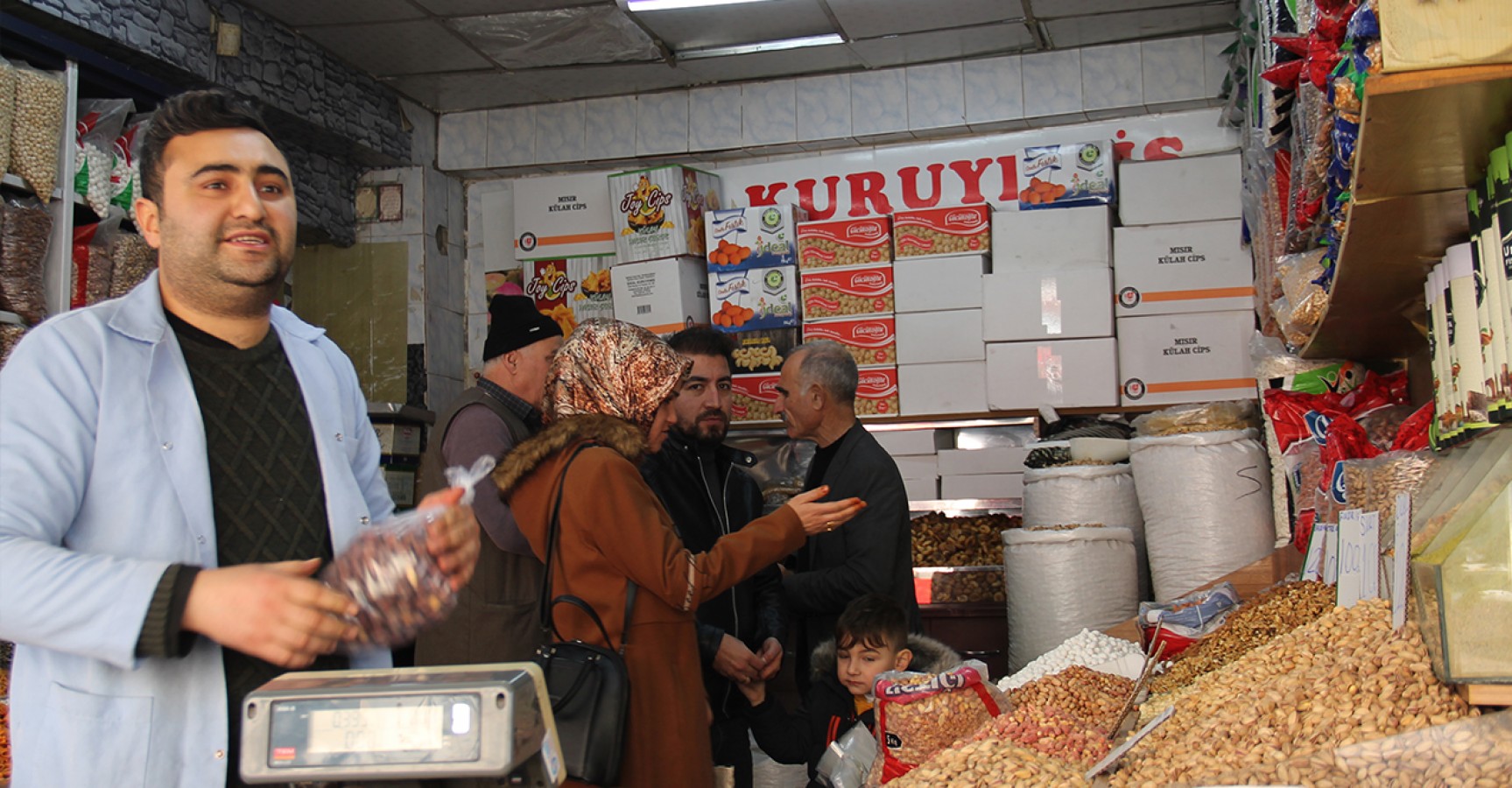 Şanlıurfa'da kuruyemişçilerde yılbaşı hareketliliği;