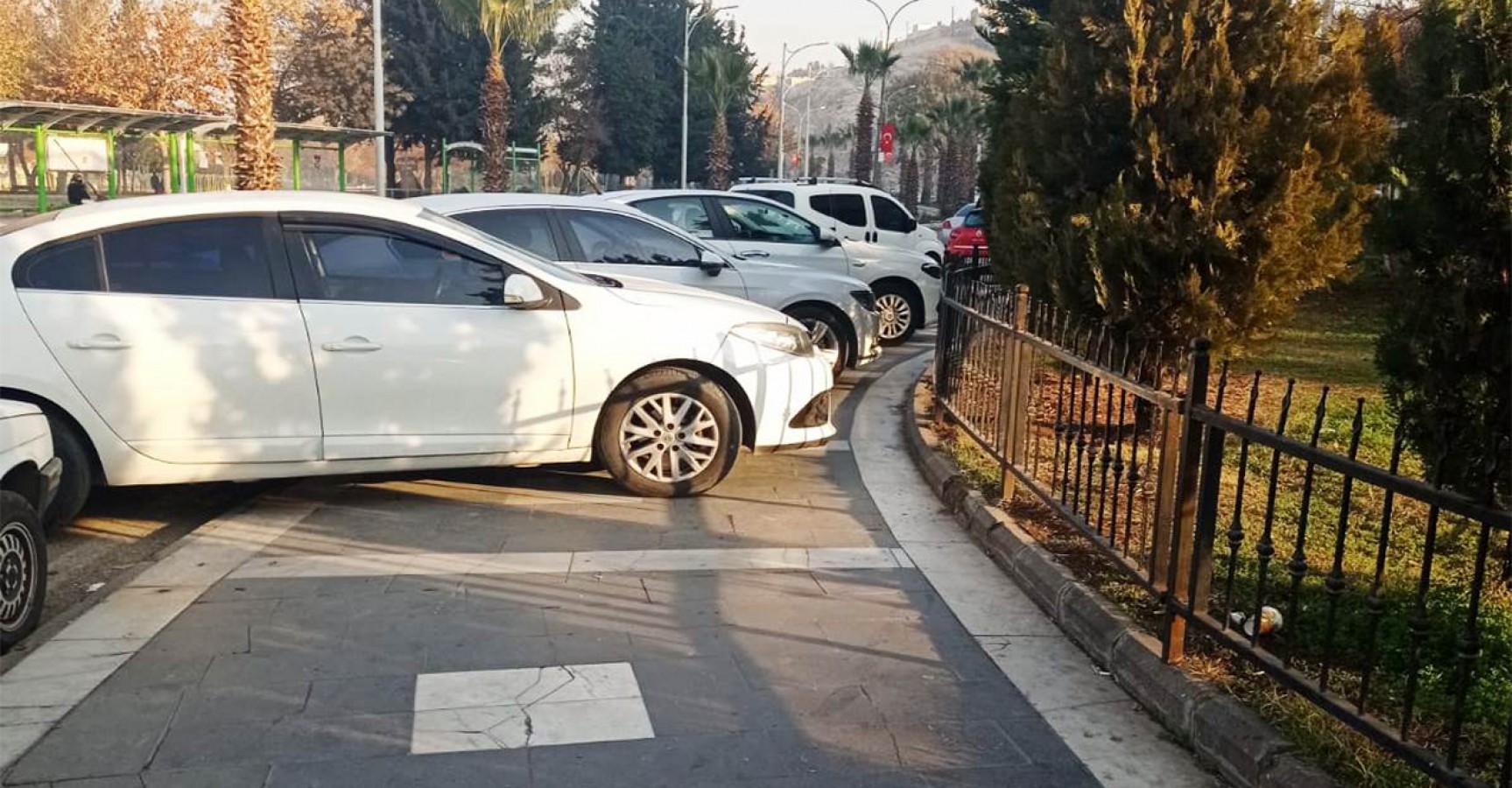 Balıklıgöl’de araçlar yaya kaldırımını işgal ediyor;