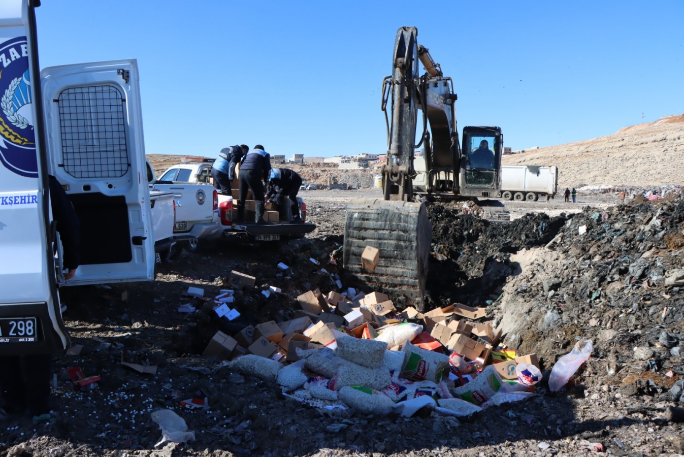 Şanlıurfa'da tonlarca küflenmiş hurma imha edildi ;
