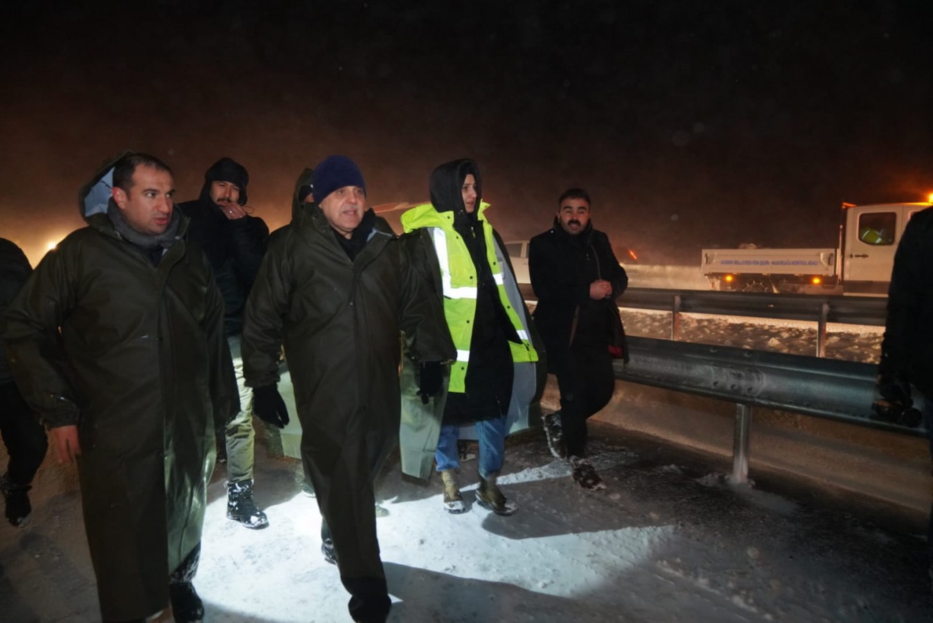 Büyükşehir Belediyesi karda mahsur kalan ailenin imdadına yetişti;