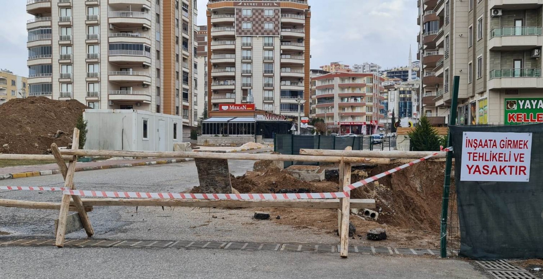 Karaköprü’de inşaat temeli kazılan sokağın zemini kaydı;