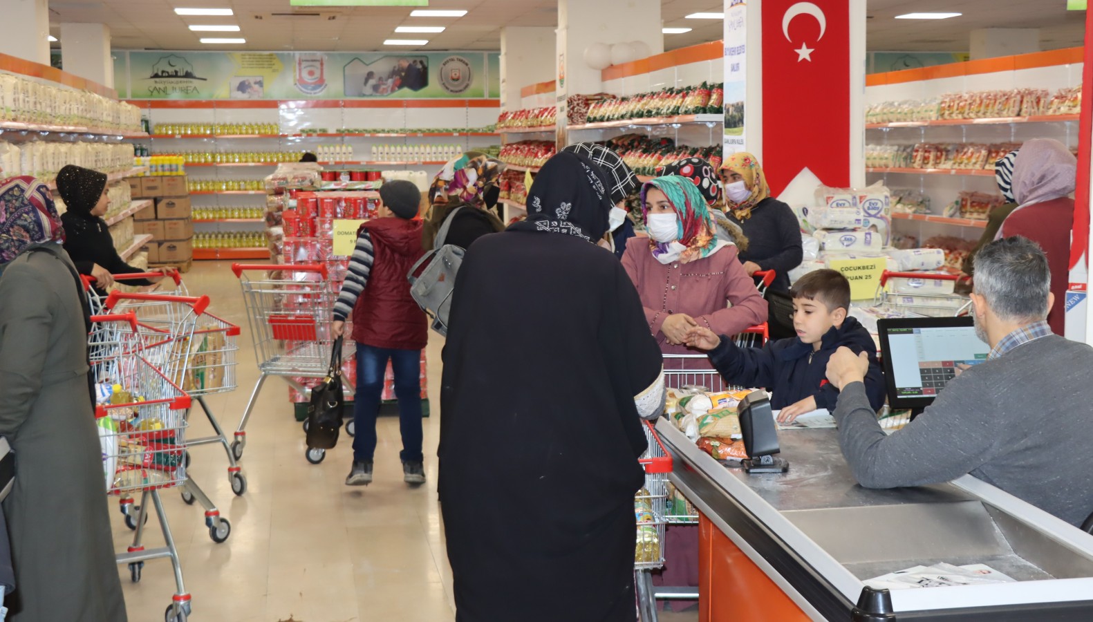 Büyükşehir, ihtiyaç sahibi ailelere destek sağlıyor;