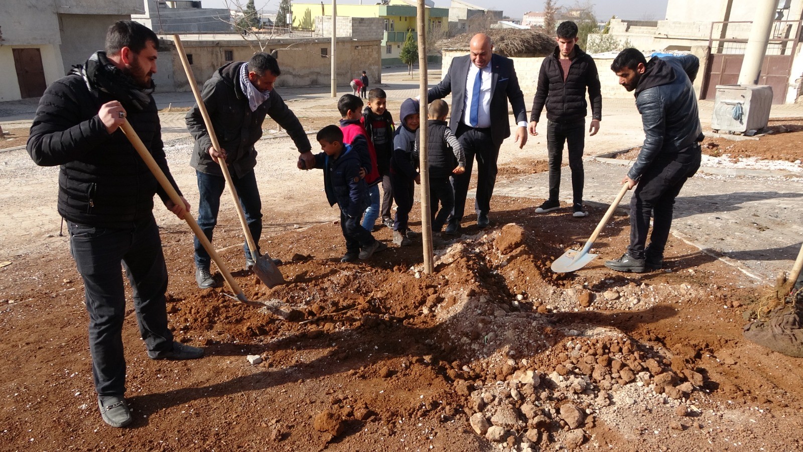 Akçakale’ye yeni parklar kazandırılıyor;