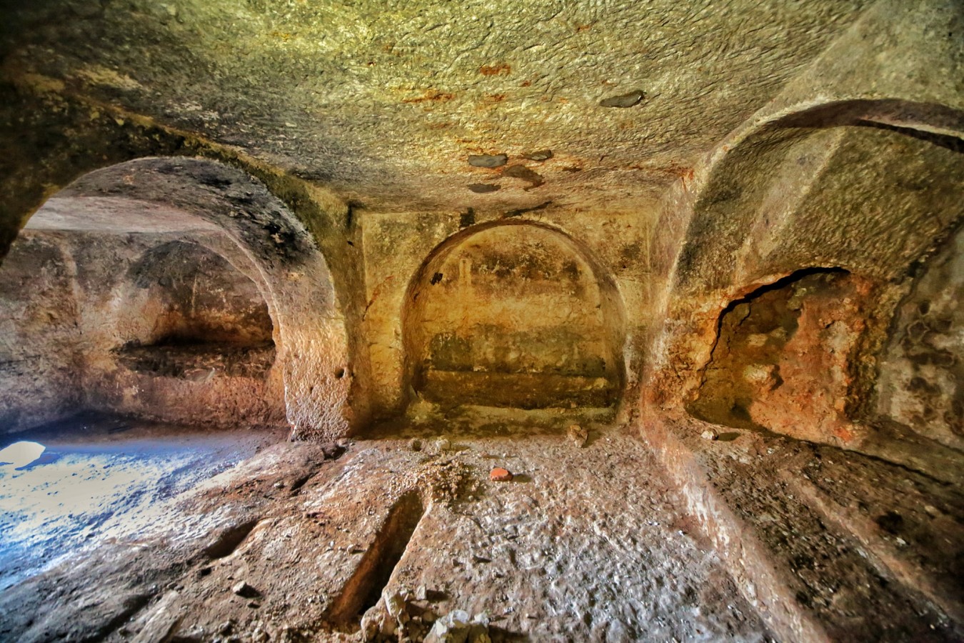 Şanlıurfa'da yeni kaya mezarlıkları bulundu;