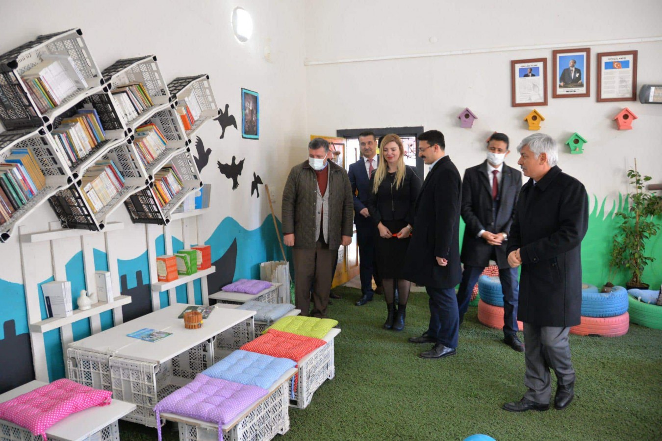 Atık malzemelerden kurulan kütüphane açıldı;