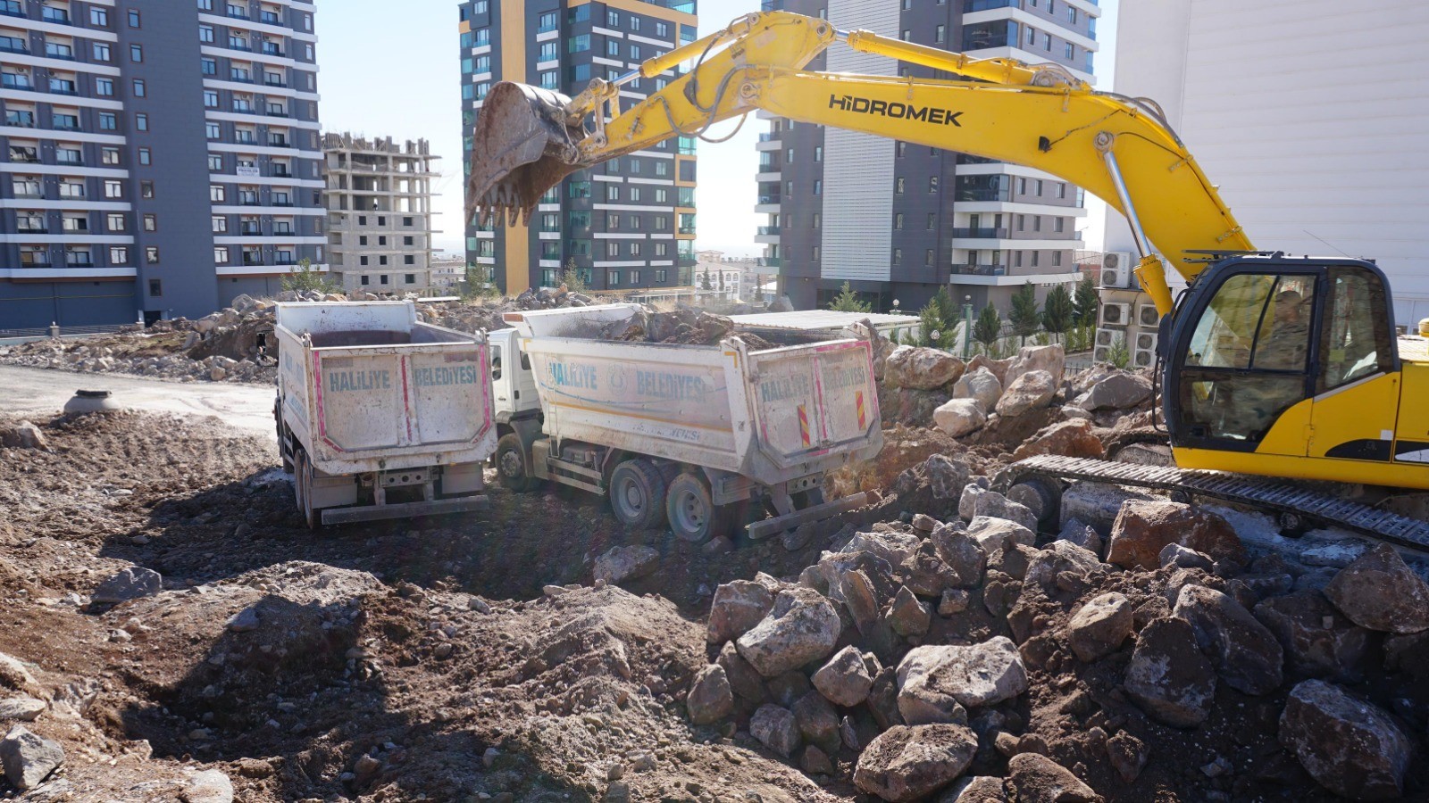 İlçede yol çalışmaları sürüyor;